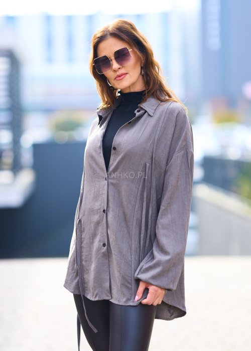 Miękka sprana koszula damska Tasiba w jednolitym chłodnym taupe w oversize fasonie z długim rękawem i obniżonym ramieniem