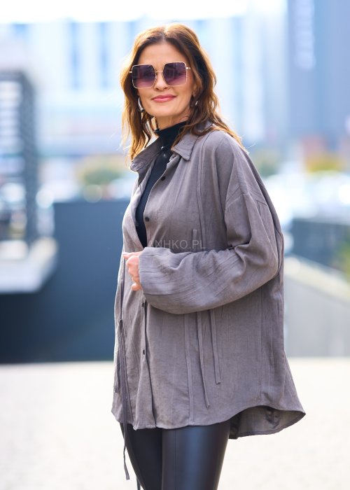 Miękka sprana koszula damska Tasiba w jednolitym chłodnym taupe w oversize fasonie z długim rękawem i obniżonym ramieniem