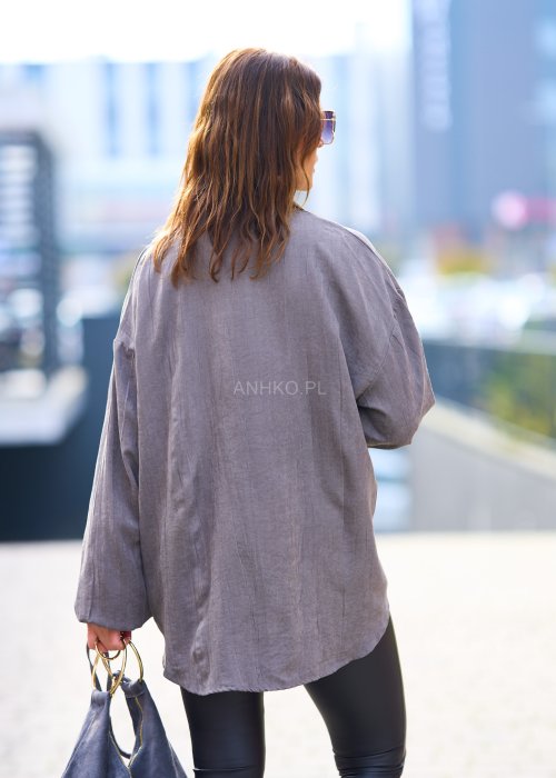Miękka sprana koszula damska Tasiba w jednolitym chłodnym taupe w oversize fasonie z długim rękawem i obniżonym ramieniem