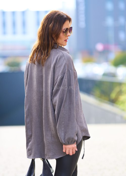 Miękka sprana koszula damska Tasiba w jednolitym chłodnym taupe w oversize fasonie z długim rękawem i obniżonym ramieniem