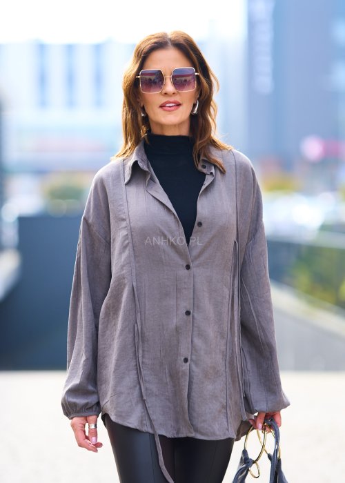 Miękka sprana koszula damska Tasiba w jednolitym chłodnym taupe w oversize fasonie z długim rękawem i obniżonym ramieniem