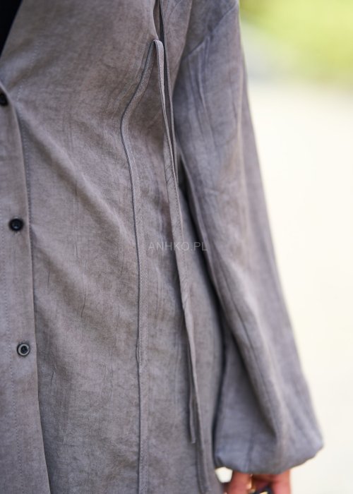 Miękka sprana koszula damska Tasiba w jednolitym chłodnym taupe w oversize fasonie z długim rękawem i obniżonym ramieniem