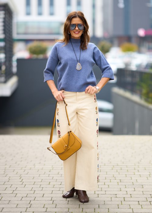 Grubsze bawełniane Spodnie damskie Folk Spirit Trousers z kwiatowym haftem, proste lekko rozszerzane z wysokim stanem