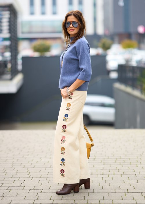 Grubsze bawełniane Spodnie damskie Folk Spirit Trousers z kwiatowym haftem, proste lekko rozszerzane z wysokim stanem