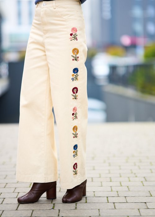 Grubsze bawełniane Spodnie damskie Folk Spirit Trousers z kwiatowym haftem, proste lekko rozszerzane z wysokim stanem
