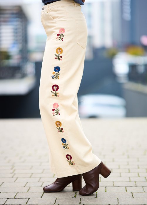 Grubsze bawełniane Spodnie damskie Folk Spirit Trousers z kwiatowym haftem, proste lekko rozszerzane z wysokim stanem