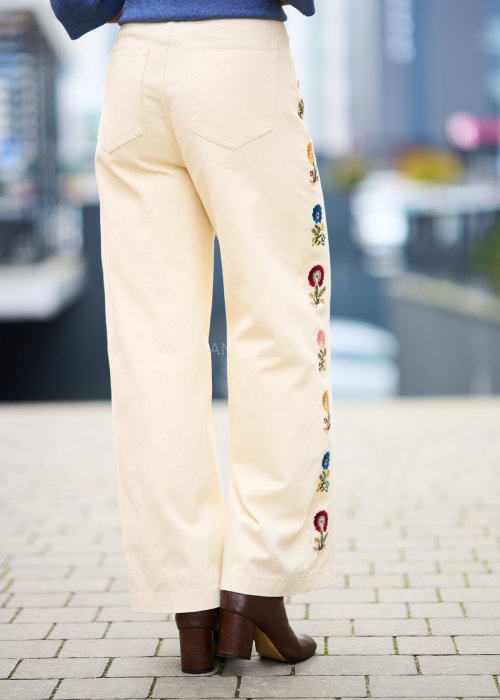 Grubsze bawełniane Spodnie damskie Folk Spirit Trousers z kwiatowym haftem, proste lekko rozszerzane z wysokim stanem