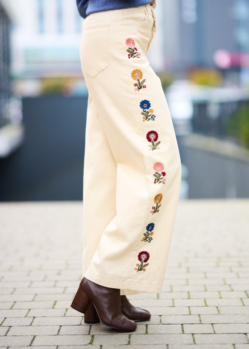 Grubsze bawełniane Spodnie damskie Folk Spirit Trousers z kwiatowym haftem, proste lekko rozszerzane z wysokim stanem