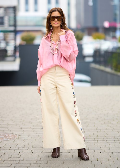 Grubsze bawełniane Spodnie damskie Folk Spirit Trousers z kwiatowym haftem, proste lekko rozszerzane z wysokim stanem