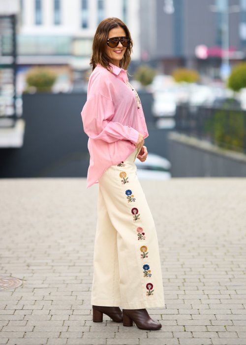 Grubsze bawełniane Spodnie damskie Folk Spirit Trousers z kwiatowym haftem, proste lekko rozszerzane z wysokim stanem