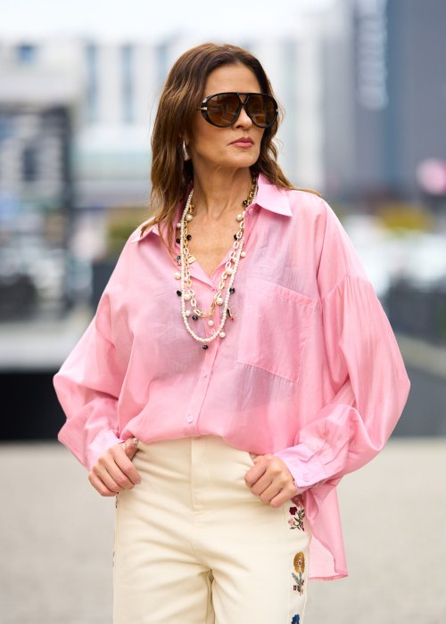 Lekka transparentna koszula damska Oversize Princess w intensywnym różu w luźnym fasonie z kołnierzem i obniżonym ramieniem