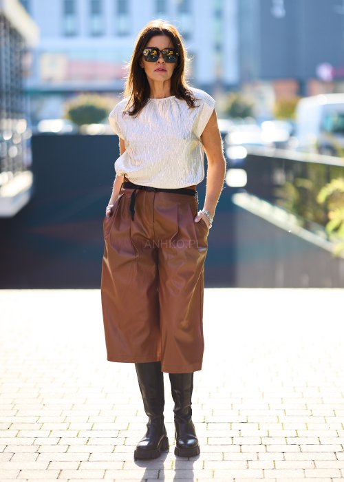 srebrzysta, lekko połyskująca bluzka bez rękawów