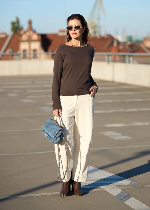 Brązowa bluzka z długim rękawem i dekoltem w łódkę z miękkiej bawełny w stylu minimalistycznym moda damska