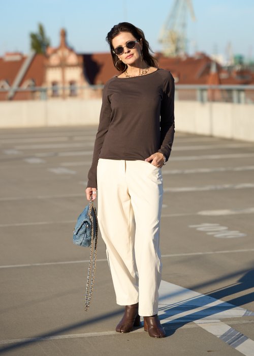 Brązowa bluzka z długim rękawem i dekoltem w łódkę z miękkiej bawełny w stylu minimalistycznym moda damska