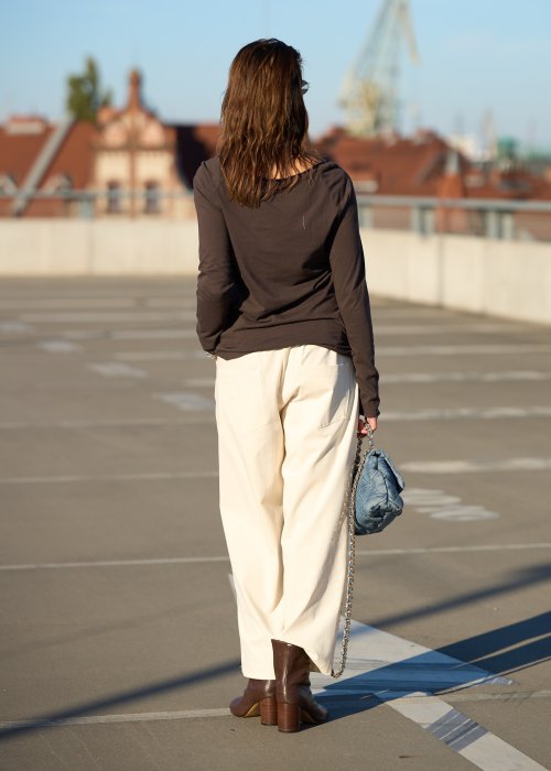 Brązowa bluzka z długim rękawem i dekoltem w łódkę z miękkiej bawełny w stylu minimalistycznym moda damska