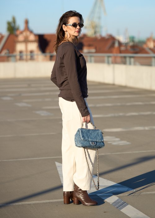 Brązowa bluzka z długim rękawem i dekoltem w łódkę z miękkiej bawełny w stylu minimalistycznym moda damska