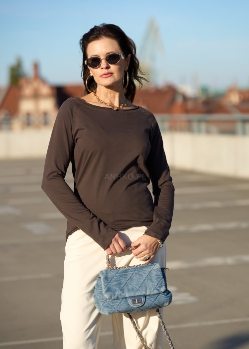 Brązowa bluzka z długim rękawem i dekoltem w łódkę z miękkiej bawełny w stylu minimalistycznym moda damska