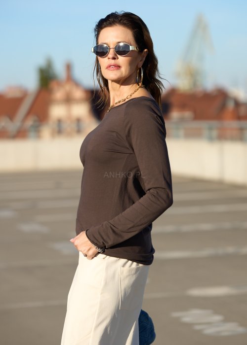 Brązowa bluzka z długim rękawem i dekoltem w łódkę z miękkiej bawełny w stylu minimalistycznym moda damska