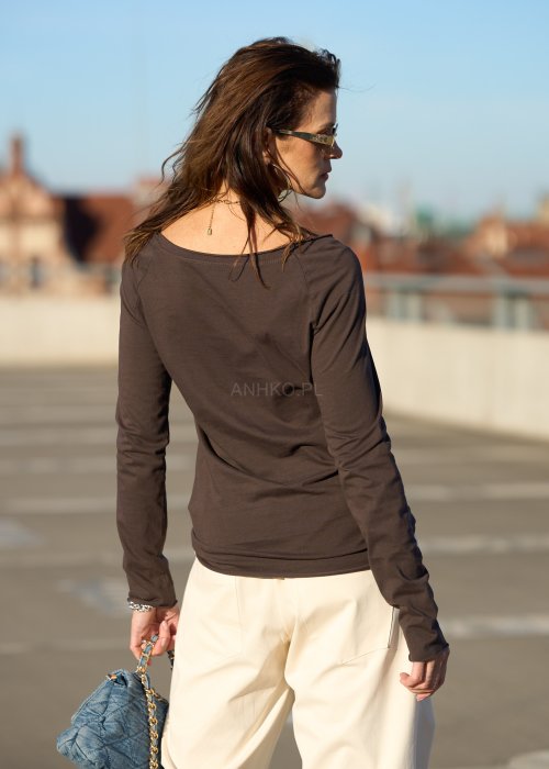 Brązowa bluzka z długim rękawem i dekoltem w łódkę z miękkiej bawełny w stylu minimalistycznym moda damska