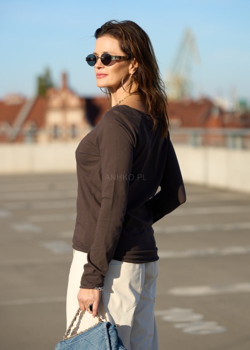 Brązowa bluzka z długim rękawem i dekoltem w łódkę z miękkiej bawełny w stylu minimalistycznym moda damska