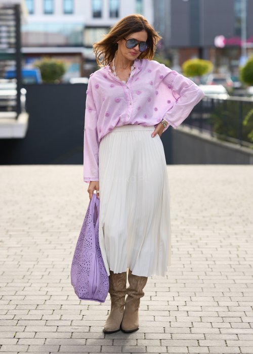 jasnoróżowej koszuli z haftowanymi kropkami