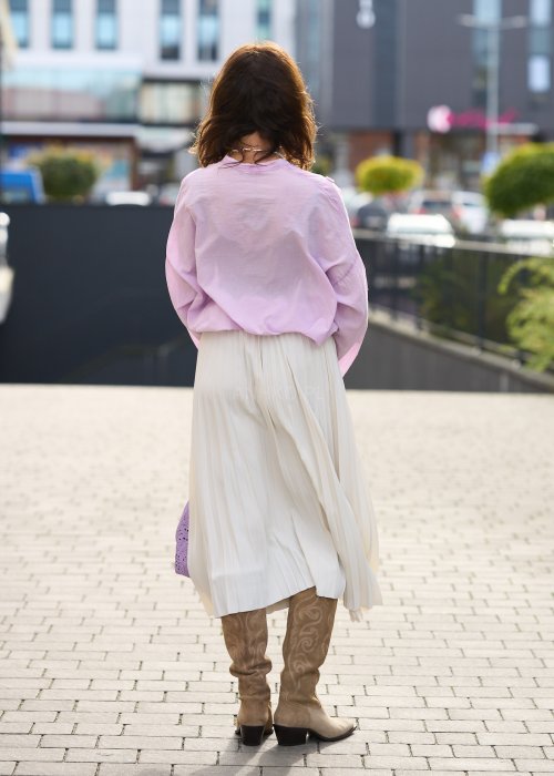 jasnoróżowej koszuli z haftowanymi kropkami