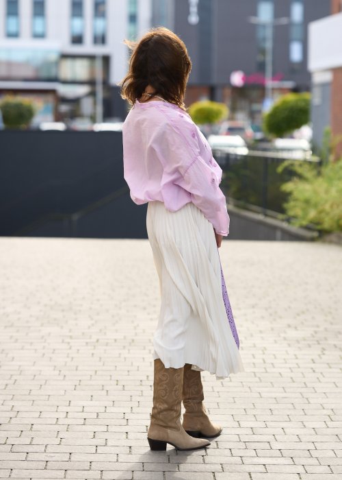 jasnoróżowej koszuli z haftowanymi kropkami