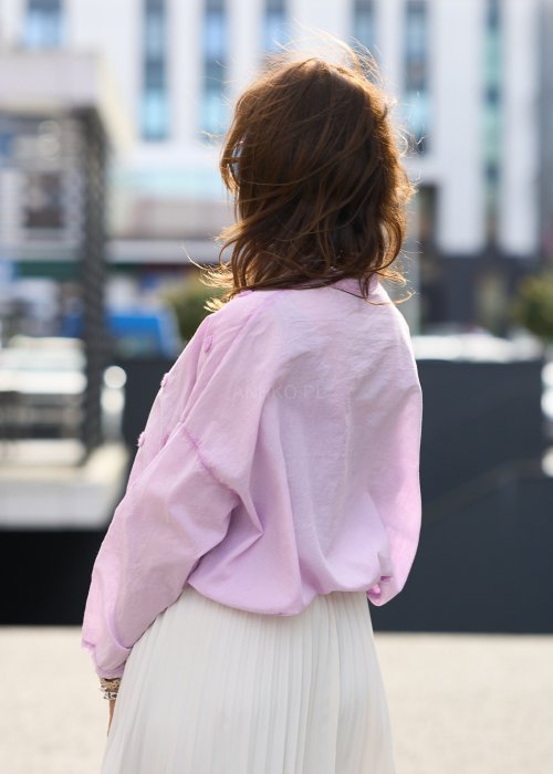 jasnoróżowej koszuli z haftowanymi kropkami