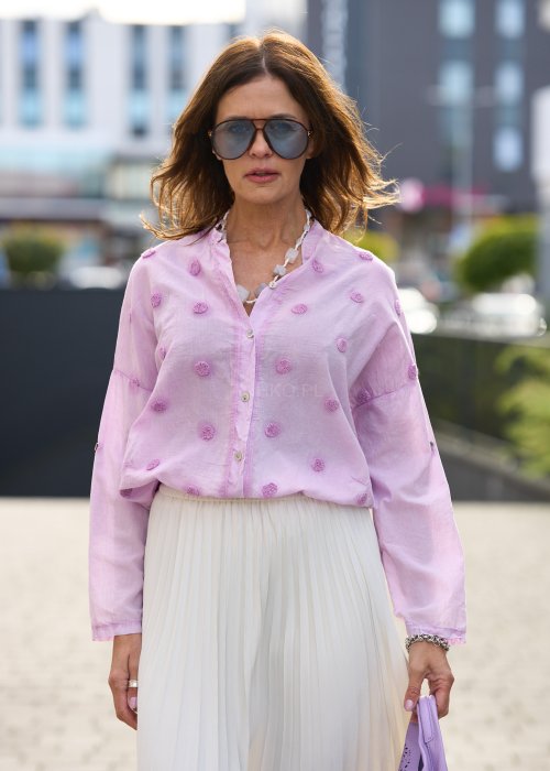 jasnoróżowej koszuli z haftowanymi kropkami