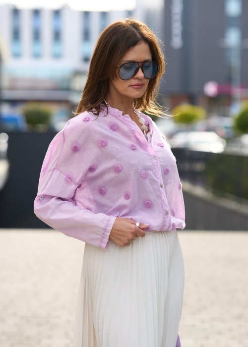 jasnoróżowej koszuli z haftowanymi kropkami