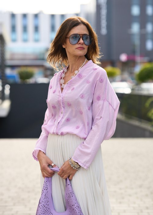 jasnoróżowej koszuli z haftowanymi kropkami