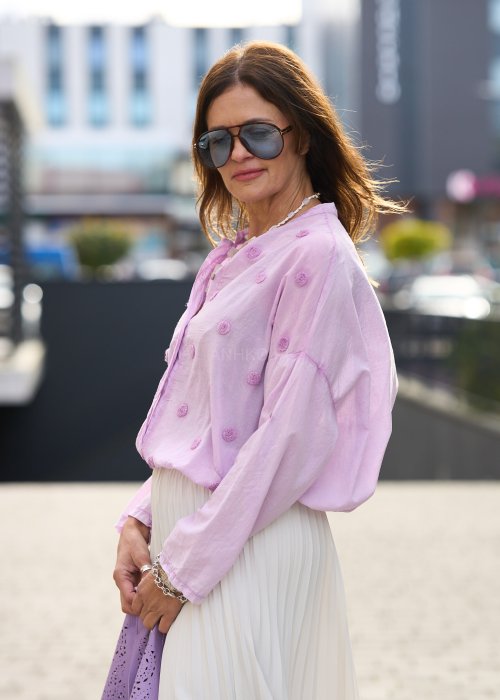 jasnoróżowej koszuli z haftowanymi kropkami