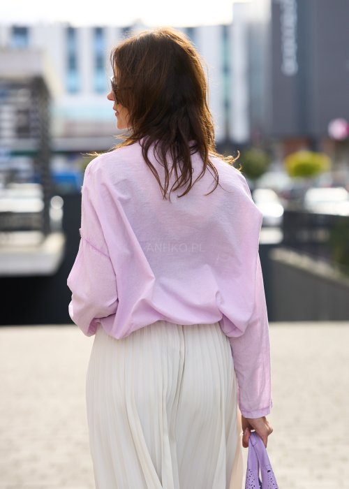 jasnoróżowej koszuli z haftowanymi kropkami