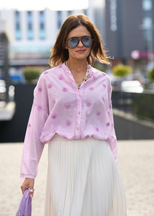 jasnoróżowej koszuli z haftowanymi kropkami