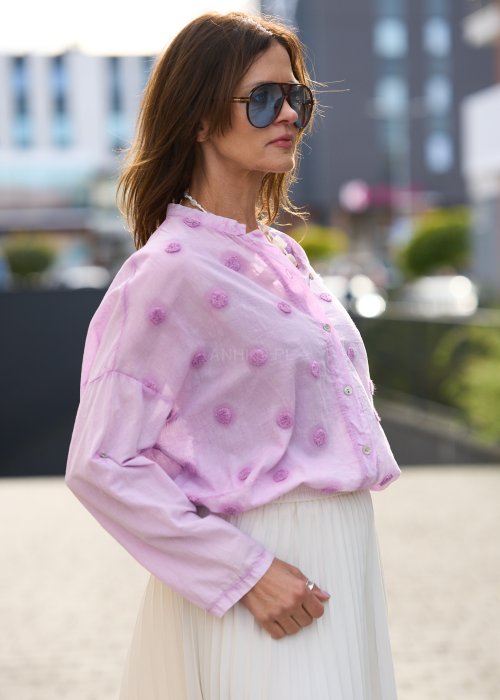 jasnoróżowej koszuli z haftowanymi kropkami