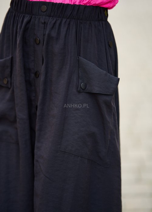 Lekka czarna spódnica damska Sporty Mood maxi o szerokim kroju z gumą w pasie i dekoracyjnymi napami