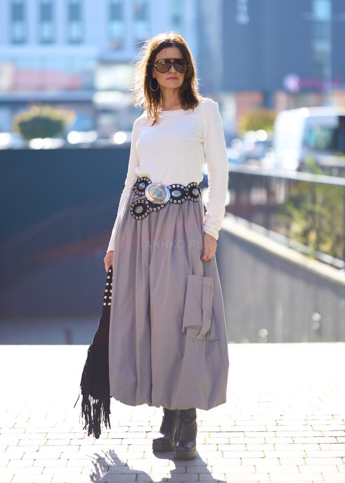 Lekka kremowa bluzka damska Fari w jednolitym ecru o prostym dopasowanym kroju z łódkowym dekoltem