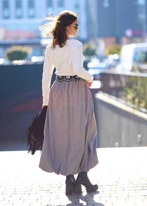 Lekka kremowa bluzka damska Fari w jednolitym ecru o prostym dopasowanym kroju z łódkowym dekoltem