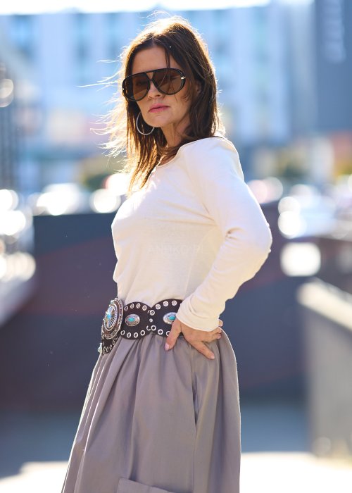 Lekka kremowa bluzka damska Fari w jednolitym ecru o prostym dopasowanym kroju z łódkowym dekoltem