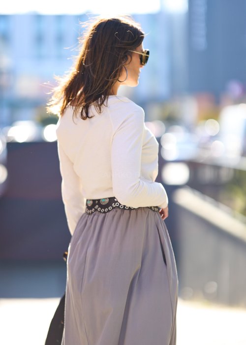 Lekka kremowa bluzka damska Fari w jednolitym ecru o prostym dopasowanym kroju z łódkowym dekoltem