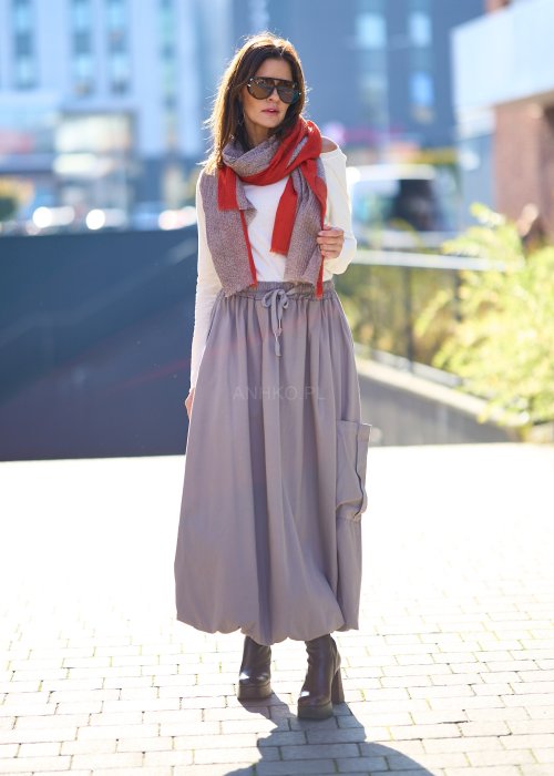 Lekka kremowa bluzka damska Fari w jednolitym ecru o prostym dopasowanym kroju z łódkowym dekoltem