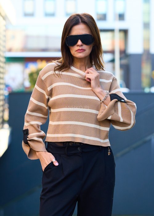 Elastyczny sweter damski w paski Beigamo w beżowe jasne pasy o krótkim prostym kroju z luźnymi rękawami