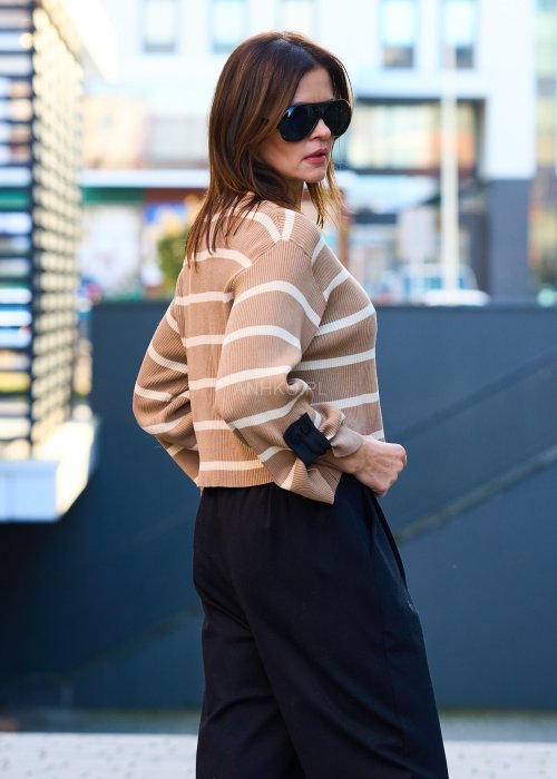 Elastyczny sweter damski w paski Beigamo w beżowe jasne pasy o krótkim prostym kroju z luźnymi rękawami