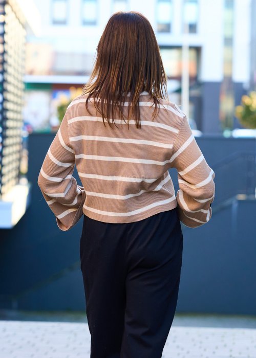 Elastyczny sweter damski w paski Beigamo w beżowe jasne pasy o krótkim prostym kroju z luźnymi rękawami