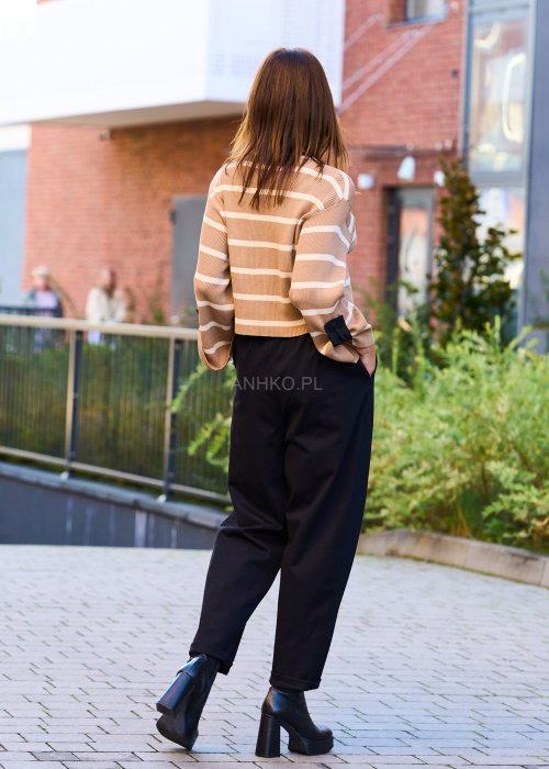 Elastyczny sweter damski w paski Beigamo w beżowe jasne pasy o krótkim prostym kroju z luźnymi rękawami