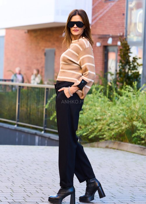 Elastyczny sweter damski w paski Beigamo w beżowe jasne pasy o krótkim prostym kroju z luźnymi rękawami