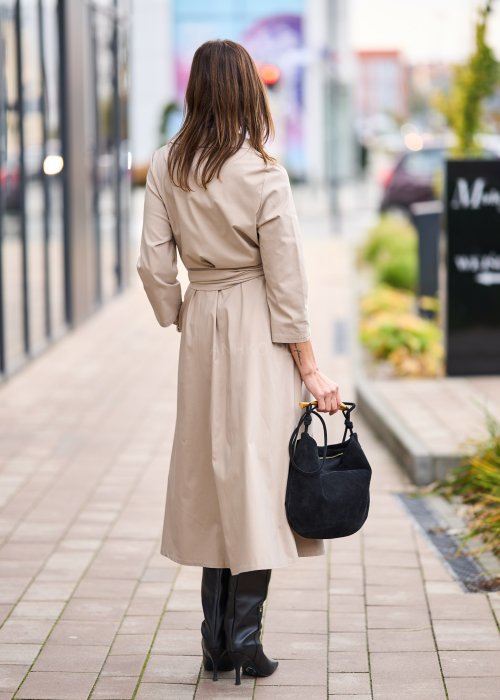 Damska beżowa sukienka midi z wiązaniem w talii i dekoltem V, zapinana na guziki do połowy. Model o luźnym kroju i eleganckiej, minimalistycznej formie.