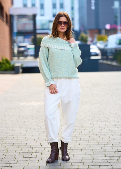 Kremowe spodnie z naturalnej tkaniny, luźna nogawka, elastyczny pas i swobodny fason w stylu boho