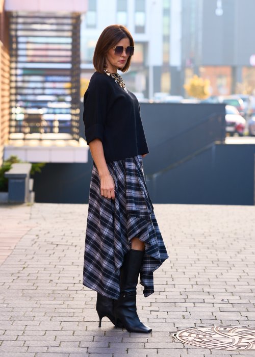 Miękka matowa spódnica damska w kratę Eloween w szaro-czarnej kracie o asymetrycznym rozkloszowanym kroju midi