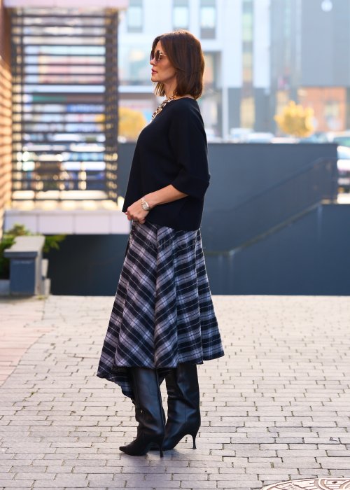 Miękka matowa spódnica damska w kratę Eloween w szaro-czarnej kracie o asymetrycznym rozkloszowanym kroju midi